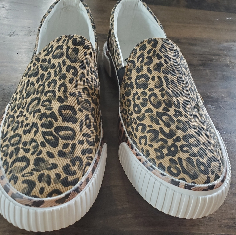 Women's size 9 leopard flats